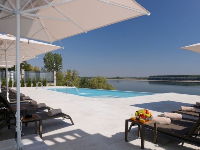 външен басейн с изглед към р. Дунав - снимка
