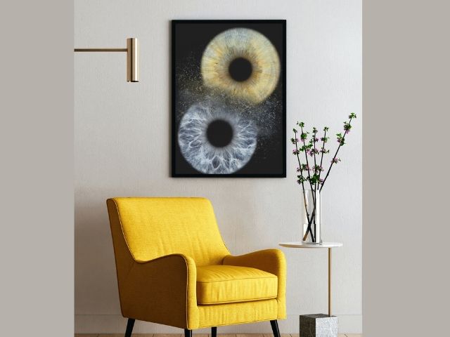 изображение на ириси на стената пред жълто кресло - снимка