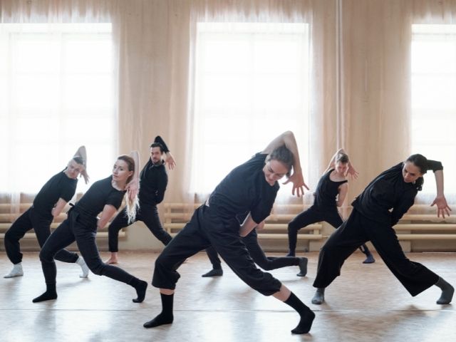 тийнеджъри практикуват модерни танци - снимка