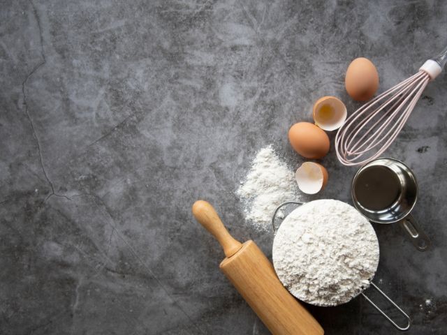 яйца и брашно за приготвяне на тесто - снимка