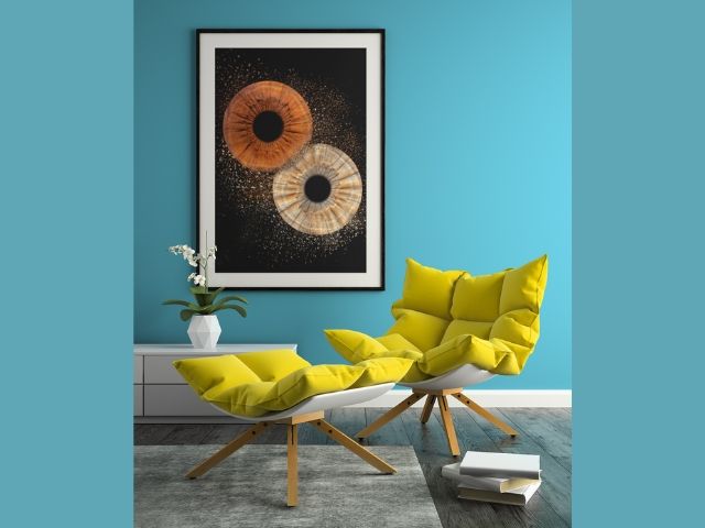 изображение на ириси на стената пред жълто кресло - снимка