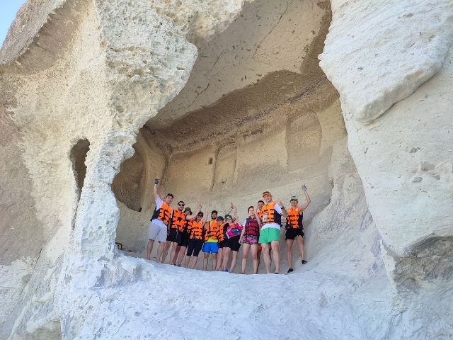 група туристи спрели в скално образувание - снимка