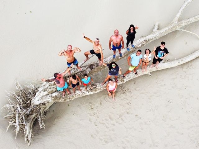 група туристи на плажа - снимка