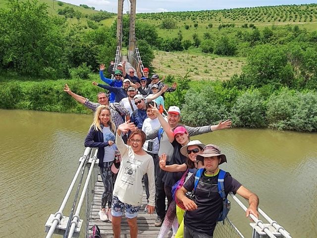 група туристи на въжен мост - снимка