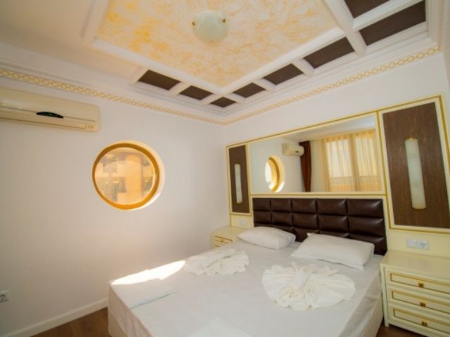 спалня в двуспален апартамент в хотел Golden Rainbow  - снимка