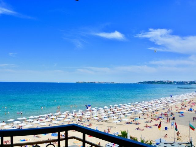 гледка на плажа от тераста на хотел - снимка 