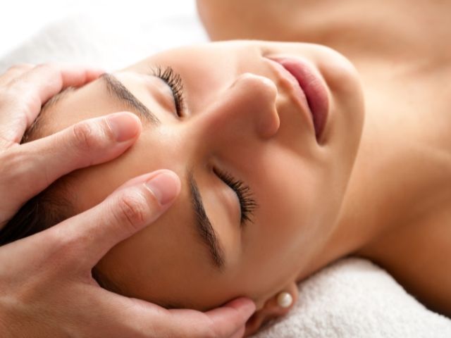 масаж на лице - снимка