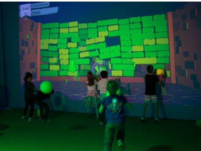 деца играят на интерактивна игра в зала - снимка