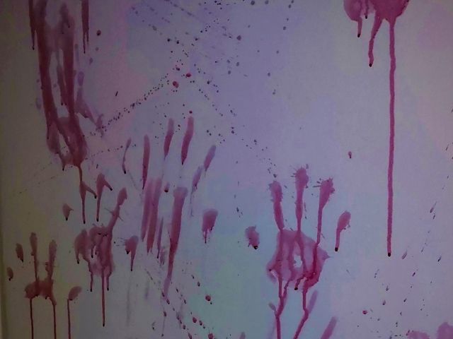 следи от червена боя, наподобяваща кръв на стена - снимка