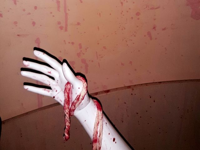 зловеща ръка с червени пръски на стена - снимка