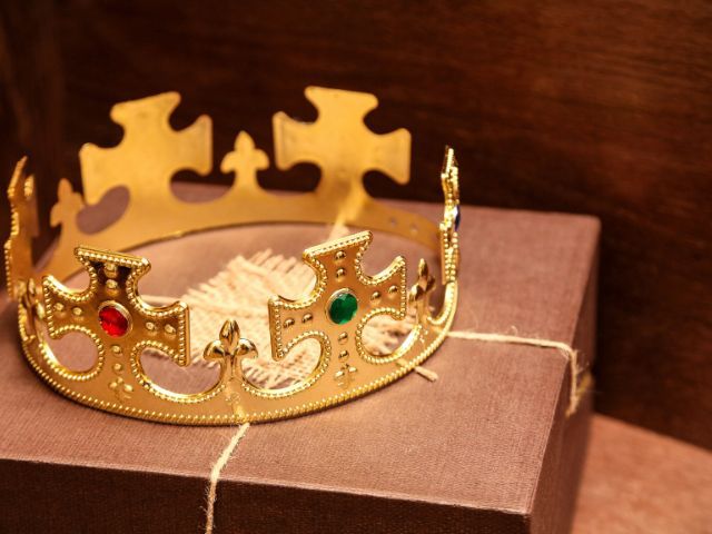 златна корона върху кутия - снимка