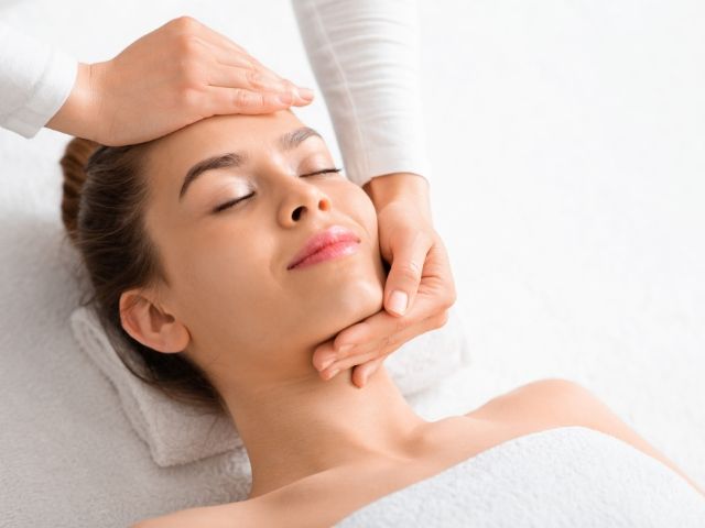 масаж на лице -снимка