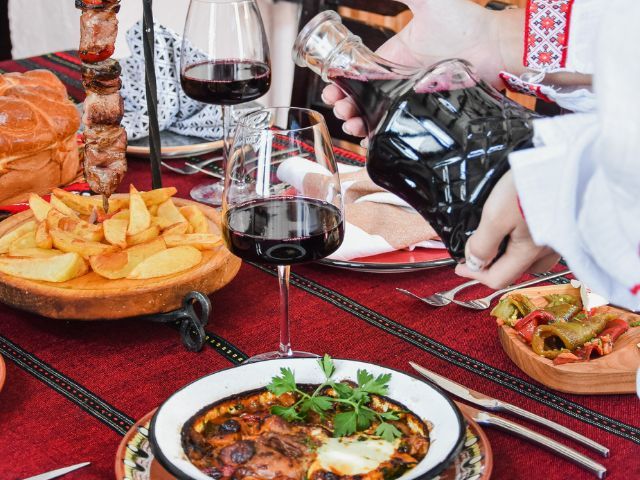 маса пълна с български традиционни чстия - снимка
