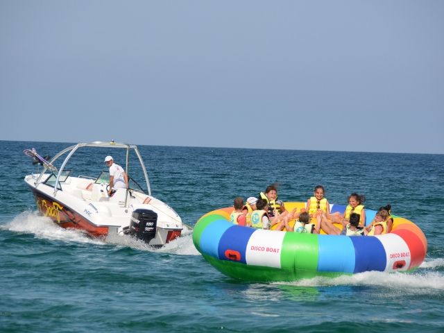 моторна лодка дърпа диско лодка - снимка