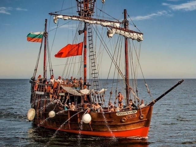 пиратски кораб с група хора на борда