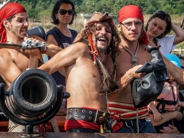 Ергенско парти на пиратски кораб