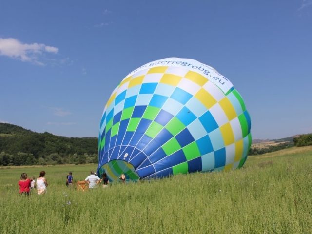 Панорамно издигане с балон над Белоградчишките скали снимка - балонена фиеста