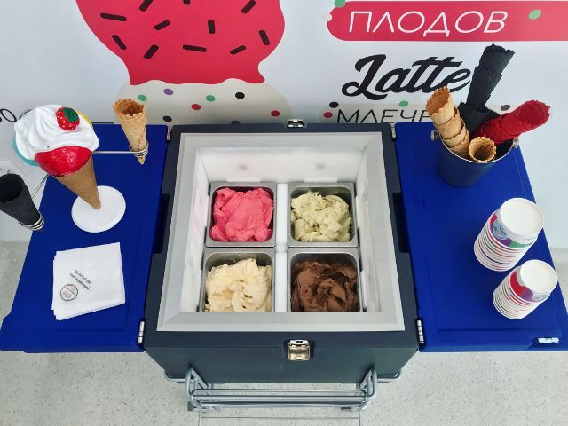 Количка за джелато с четири вида сладолед