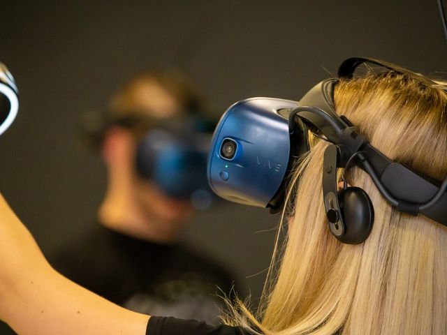 очила за виртуална реалност на лицето на жена - снимка