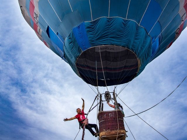 човек готов да скочи с бъджи от топловъздушен балон - снимка
