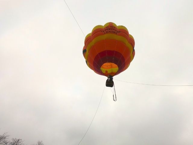 топловъздушен балон във въздуха - снимка