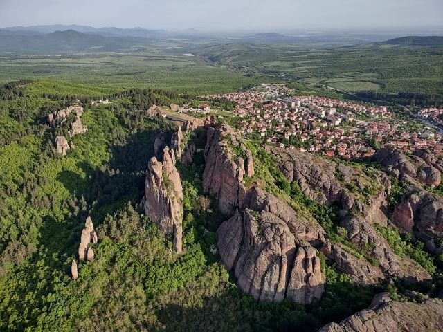 Панорамно издигане с балон над Белоградчишките скали снимка - балонена фиеста