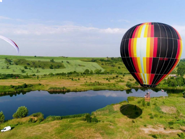 издигане на балон до езеро