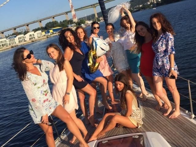 група момичета на борда на яхта - снимка