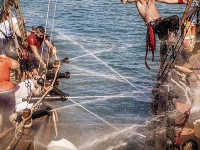 участници в морска битка се пръскат с вода - снимка