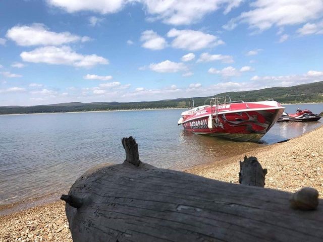 моторна лодка спряна на брега на язовир Искър - снимка 