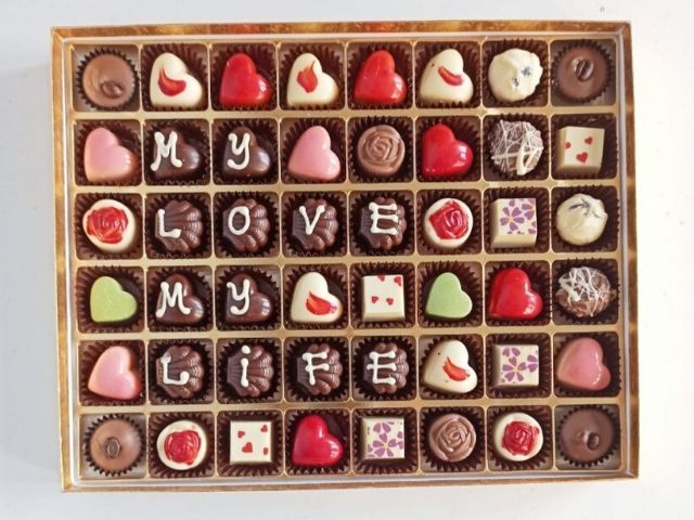 шоколадови ръчно правени бонбони с надпис My love my life, снимка Gift Tube