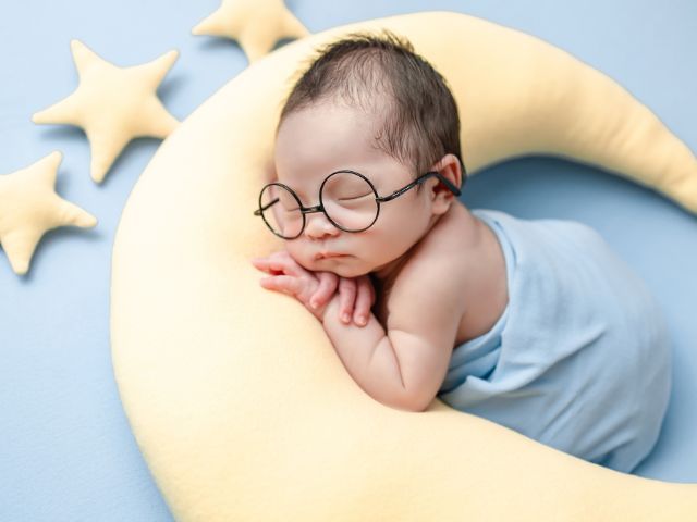 спящо бебе с очила 
