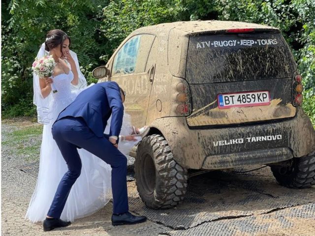 младоженци пред смарт автомобил - снимка