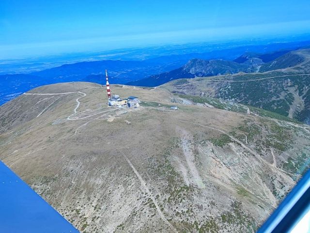 гледка към връх в планината от самолет - снимка