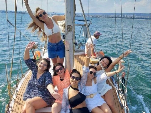 шест дами на борда на яхта позират за снимка 