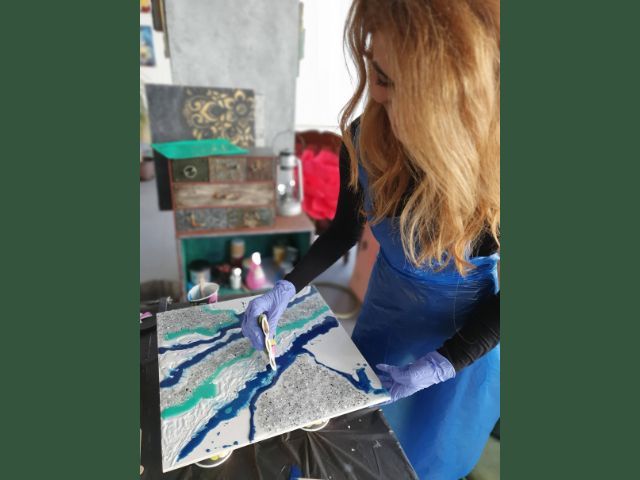 жена рисува картина с епоскидна смола - снимка
