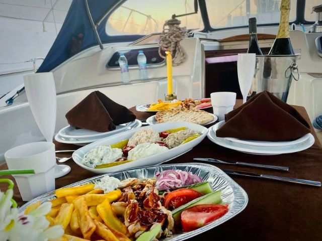 вечеря за двама на яхта във Варна