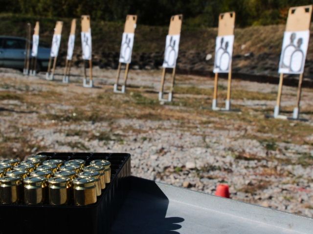 мишени на стрелбище с амуниции на преден план - снимка