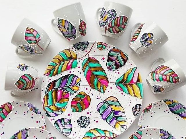 Цветни чаши и чинийки от порцелан