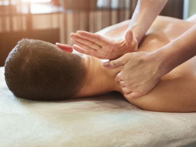 традиционен тай масаж на рамене - снимка