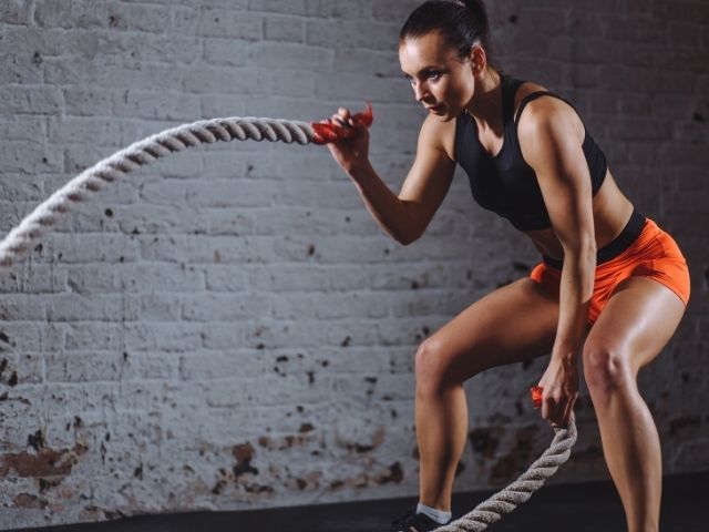 жена тренира с въжета