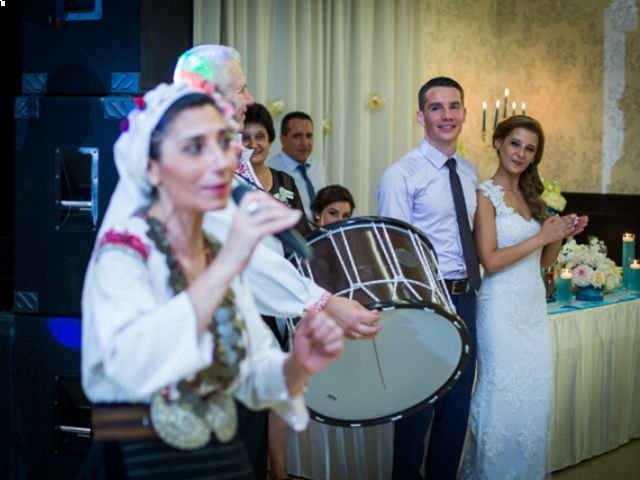 Урок по народни танци за младоженци - подарък преживяване