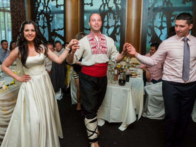 Урок по народни танци за младоженци - подарък преживяване