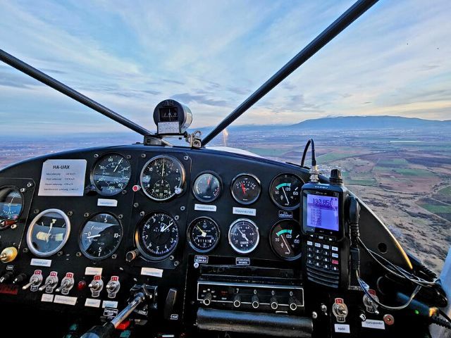 Урок по пилотиране и полет със самолет снимка