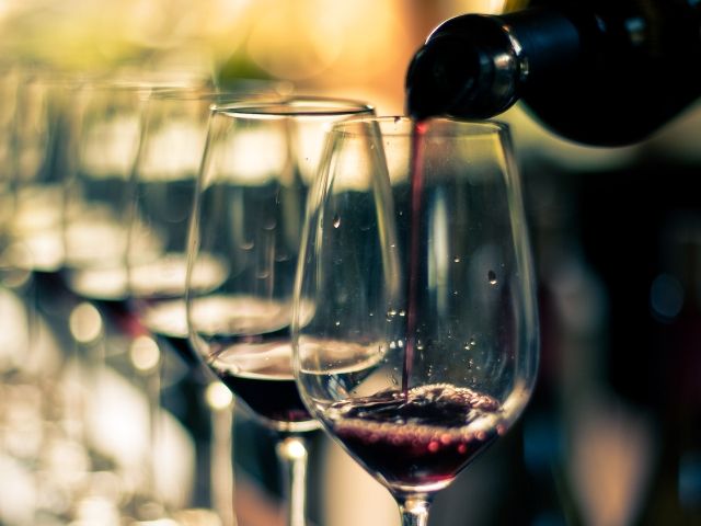 чаши, в които се разлива червено вино