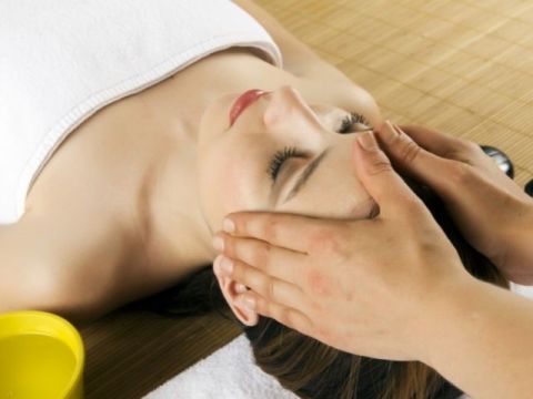 индийски точков масаж на глава снимка 