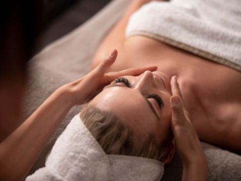 Класически шведски масаж с ваучер от Gift Tube снимка