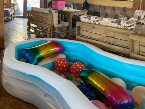 Надуваем басейн с топки за детско парти под наем- ваучер