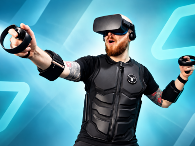 мъж по време на VR игра