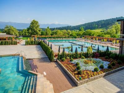 СПА и външни басейни в Grand Hotel Therme